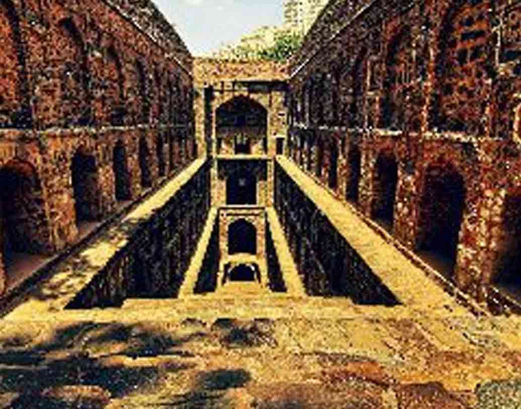 অগ্রসেন কি বাওলি: দিল্লির এই ঐতিহাসিক স্থানটি ঘিরে অশরীরীর উপস্থিতির অজস্র গল্প রয়েছে। অন্ধকূপে ফেলে দেওয়া হয়েছিল যাদের, তাদেরই আত্মা নাকি ঘুরে বেড়ায় এখানে। সন্ধ্যার পরে প্রবেশ এক্কেবারে নিষেধ।