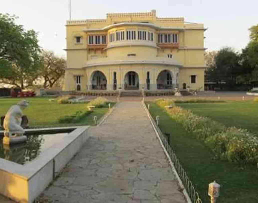 রাজস্থানের কোটার ব্রিজরাজ ভবন: ১৮৫৭ সালে সিপাহি বিদ্রোহের সময় মেজর বার্টন ও তাঁর ছেলেকে মেরে ফেলা হয়েছিল। এরপর থেকেই নাকি নানারকম অদ্ভুত ঘটনা ঘটে। রক্ষীরাও নাকি টের পেয়েছেন।