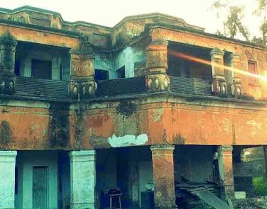 মেরঠের এর জিপি ব্লক: অনেকেই নাকি দেখেছেন চারটি ছেলে একেবারে দোতলা বাড়ির ছাদে বসে পা ঝুলিয়ে গল্প করছে। ওদের হাতে রয়েছে পানীয়। কেউ দেখেছেন, একটি মেয়ে লাল শাড়ি পরে বেরিয়ে আসছে। তবে ফাঁকা দোতলা বাড়িটির দিকে যাওয়া মানা।