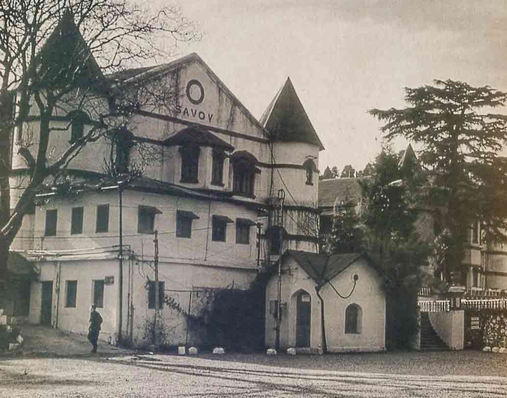 মুসৌরির স্যাভয় হোটেল: মিস ফ্রান্সিস গার্নেট ওর্ম নামে এক মহিলা বিষক্রিয়ায় মারা যান নাকি ১৯১১ সালে নির্মিত এই হোটেলে। আর তারপর থেকেই অশরীরীর পায়ের শব্দ ও কান্না শুনতে পাওয়া যায় স্যাভয় হোটেলে।