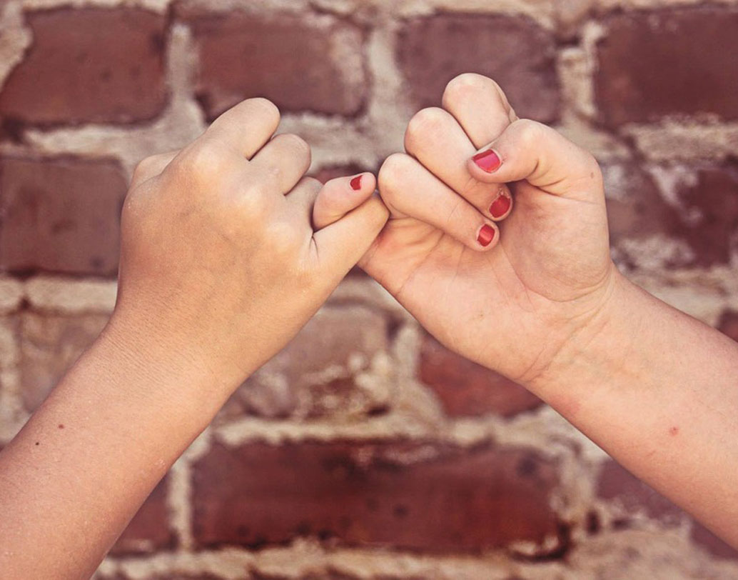 সব সময় সমর্থনের প্রয়োজন নেই, বরং বন্ধু করুন তাঁকেই, যিনি আপনার বিপদে-আপদে পাশে থাকবেন। জীবনের কঠিন পরিস্থিতিতে ও যাঁর উপস্থিতি অনেকটা চাপ কমাবে। মনোবিদদের মতে, শুভাকাঙ্ক্ষীরাই কিন্তু সমালোচনা করেন। বন্ধু বাছতে নিন্দে আর সমালোচনার তফাত বুঝুন। ছবি: পিক্সঅ্যাবে।