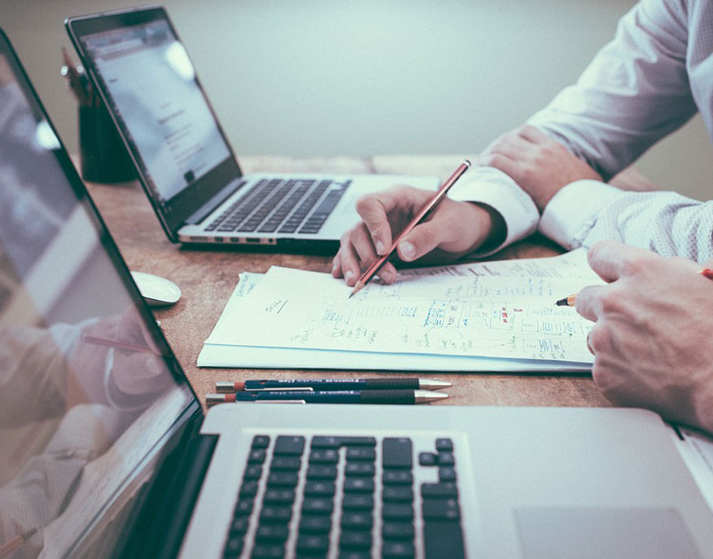 বন্ধুমহলে একটু আধটু সুস্থ প্রতিযোগিতা ভাল। তাতে পড়াশোনা বা কাজের উদ্যম যেমন বাড়ে, তেমন তাঁকে আরও নিখুঁত করতে সাহায্য করে। তবে খেয়াল রাখবেন, সে প্রতিযোগিতা যেন হয় ‘সুস্থ’ আর অবশ্যই সৌহার্দ্যপূর্ণ। যে বন্ধু প্রতিযোগিতার নামে সাহায্য করে না, সে কিন্তু আদৌ বন্ধু নয়। ছবি: পিক্সঅ্যাবে।