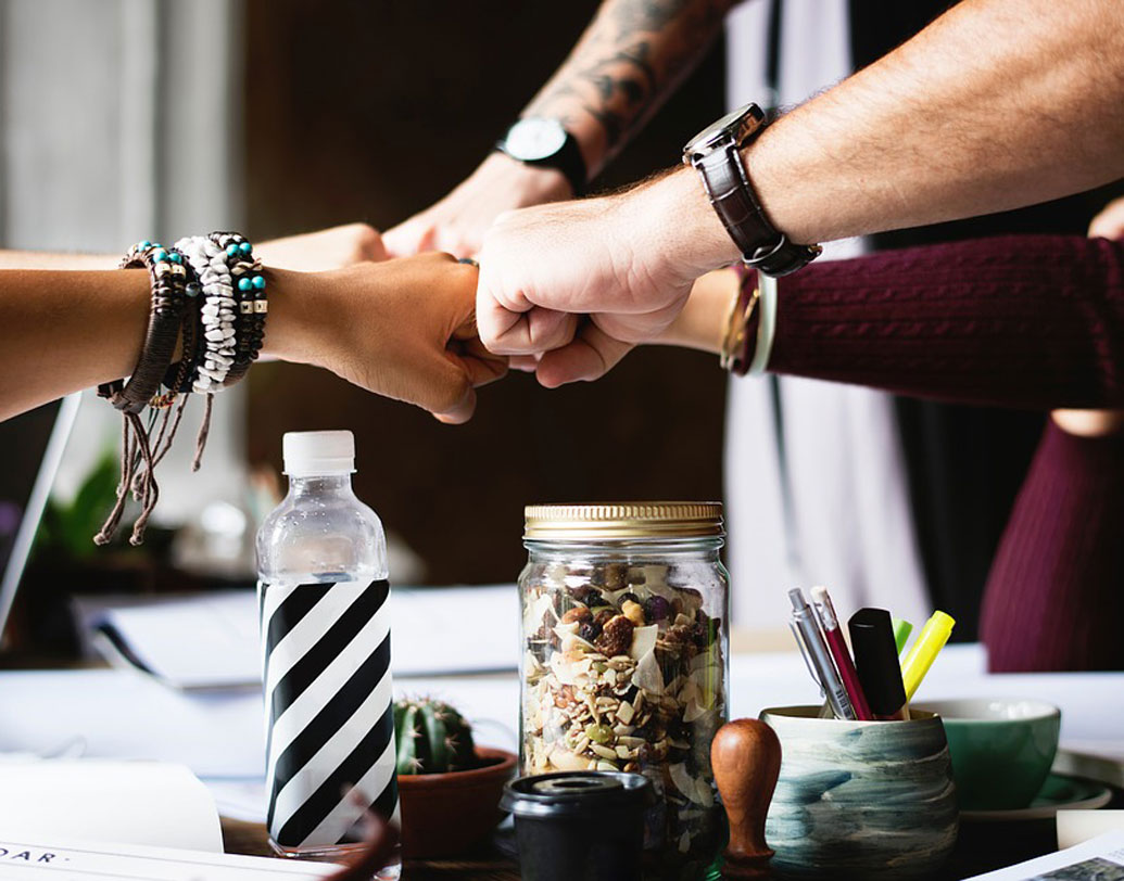 এমন বন্ধু বাছুন, যাঁর মাথায় বরফ চাপানো আছে, এক কথায় ঠান্ডা মাথার মানুষ আরকি। বিপদের সময় বা নানা প্রতিকূলতায় যিনি বুদ্ধি জোগাতে পারবেন। উৎসাহ দিতে পারবেন আপনার নতুন স্বপ্নকে। কোনও কোনও সময় এই বন্ধুরাই জীবনের ‘রসদ’ হয়ে ওঠেন। ছবি: পিক্সঅ্যাবে।