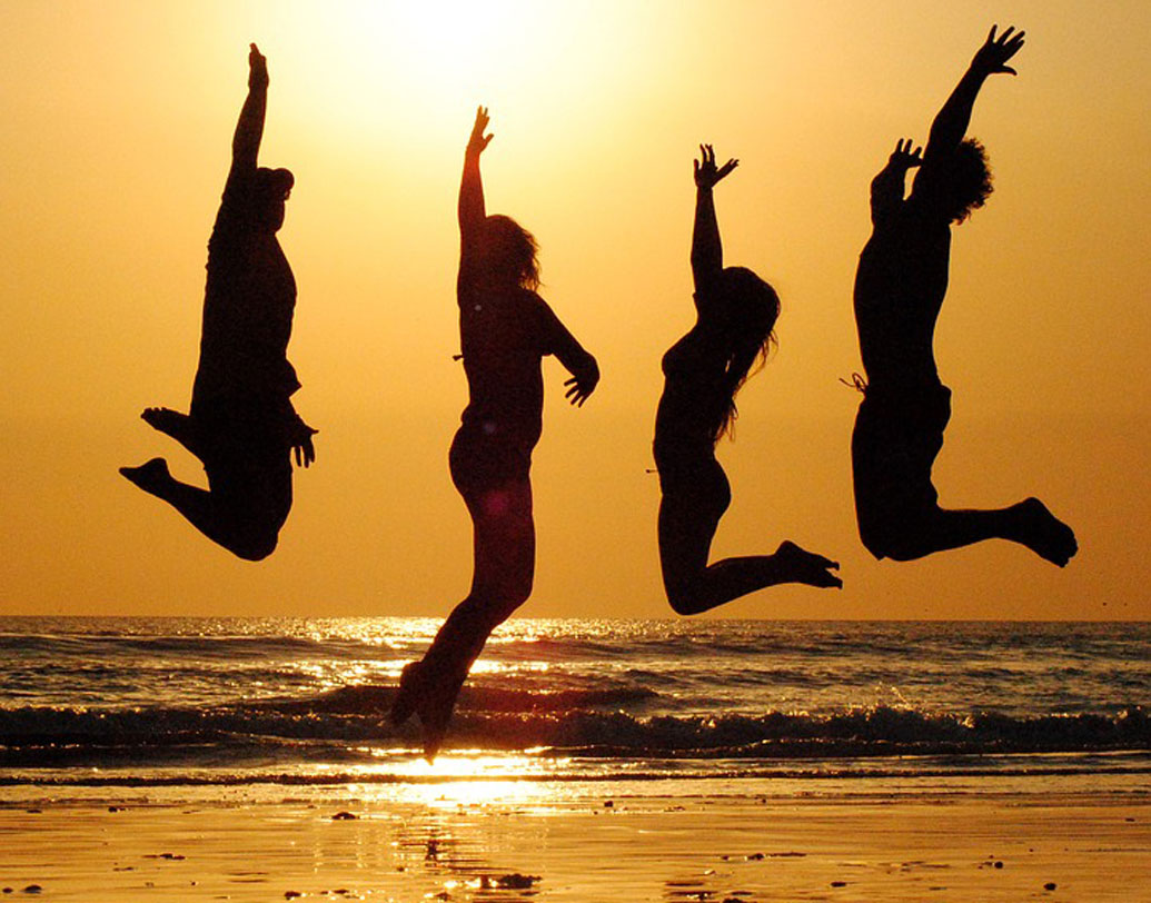 শুনতে অবাক লাগলেও বন্ধু তালিকায় রাখুন কম চেনা একজনকেও। এমন কেউ, যিনি আপনার অন্য বন্ধুদের চেনেন না, ঘনিষ্ঠ নন আপনার অতীতের সঙ্গেও। মনের কারবারিরা বলছন, এমন কেউ বন্ধুতালিকায় থাকলে, তাঁকে জানানো যায় অনেক গোপন পরিকল্পনা, প্রত্যাশা ও  স্বপ্নের কথাও। পরিচিত মহল থেকে গোপনও রাখা যায় সে সব, আবার দরকারি পরামর্শও মেলে। ছবি: পিক্সঅ্যাবে।