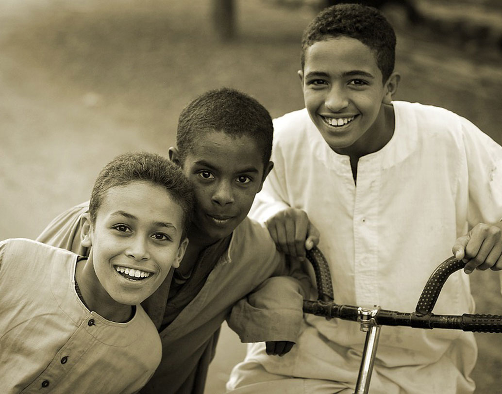 হোক বোকাসোকা, তবু মানুষটা যেন নিঃস্বার্থ ও উপকারী হন। এঁরা যে কোনও দরকারে ঝাঁপিয়ে পড়েন। বরং দেখা গিয়েছে এঁরাই সেরা বন্ধু হওয়ার দাবিদার।  বুদ্ধি কম হলেও বন্ধুর প্রতি নিজের ভালবাসা ও টান থেকে এঁরা অনেক অসাধ্যসাধন করতেও পিছপা হন না। ছবি: পিক্সঅ্যাবে।