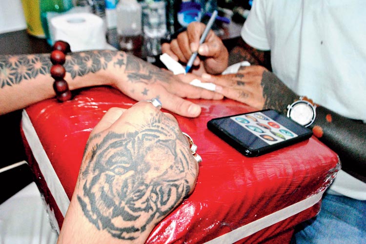 তিনি আরও বলেন, ‘‘আমার স্বামীর হাতে আমার নামের আদ্যক্ষর দিয়ে একটি ট্যাটু ছিল। কিন্তু সেই ট্যাটু যাতে নজরে না পড়ে, তাই শরীর ক্ষতবিক্ষত করে দেওয়া হয়।’’