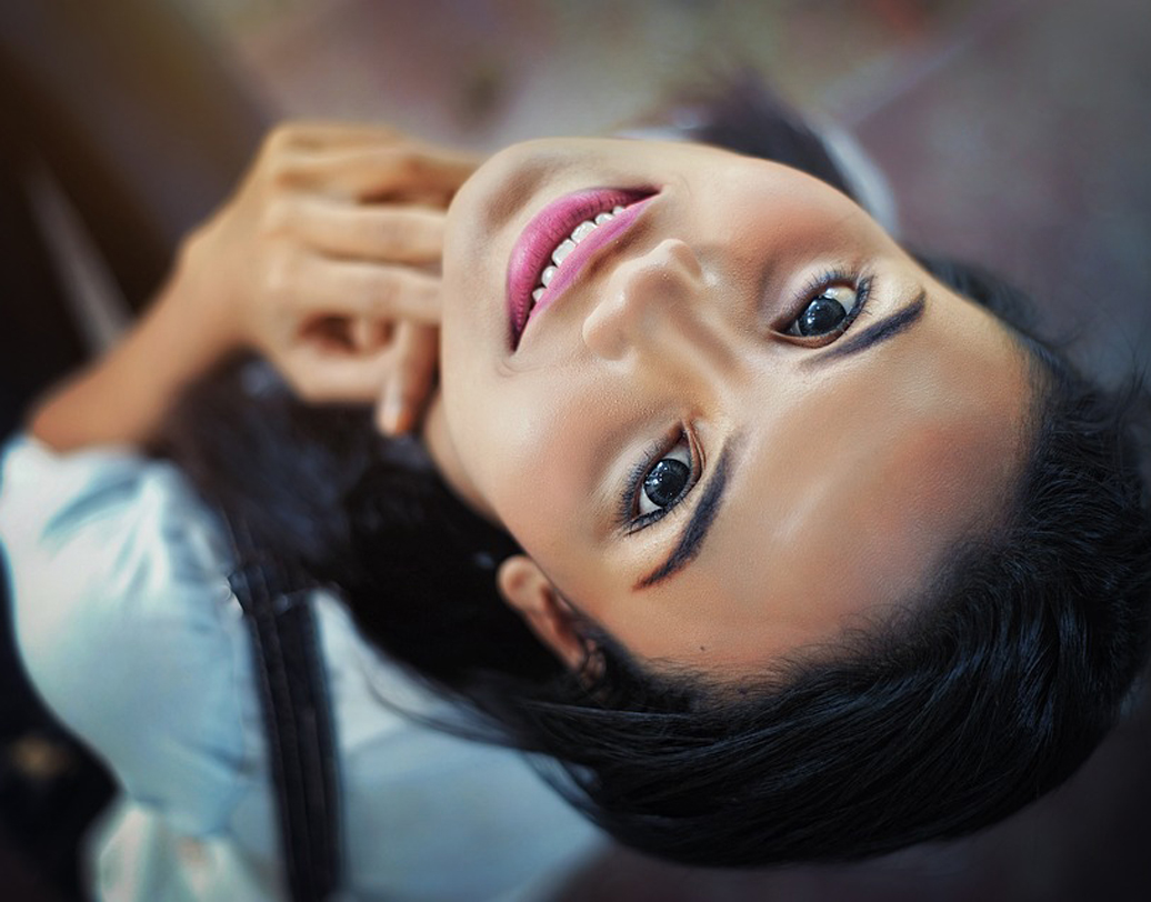 মধু এবং বেকিং সোডা মিশিয়ে প্রতি দিন মিনিট পাঁচেক লাগান ঠোঁটে। তার কালো ভাব দূর করতে এর জুড়ি মেলা ভার। এ ছাড়া বেকিং সোডা মৃত কোষ সরিয়ে  নতুন কোষ তৈরিতে সাহায্য করে। এর ফলে ত্বকের পুরনো ঔজ্জ্বল্য ফিরে আসে। তবে বেকিং সোডায় নুন থাকায় এটি সপ্তাহে দিন দুয়েকের বেশি ব্যবহার করলে মুখ খসখসে হয়ে যায়। ছবি: পিক্সঅ্যাবে।