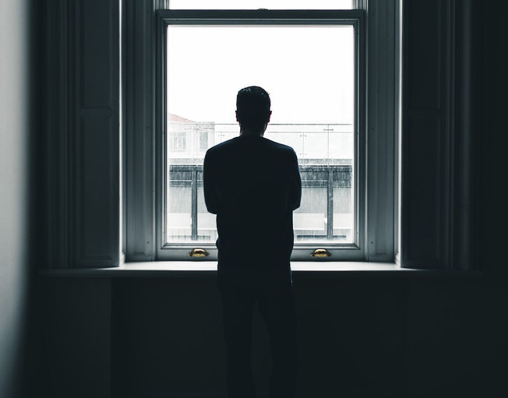 বিদেশের একটি সমীক্ষা বলছে, সারা দিন মিলিয়ে গ়ড়ে ২০ মিনিট মানুষ কোনও ঘরে অকারণ পায়চারি করে। দুশ্চিন্তা হোক বা কোনও বিষয়ে ভাবনা-চিন্তা—  পায়চারি না করলে মন বসাতে পারেন না অনেকেই। ছবি: পিক্সঅ্যাবে।