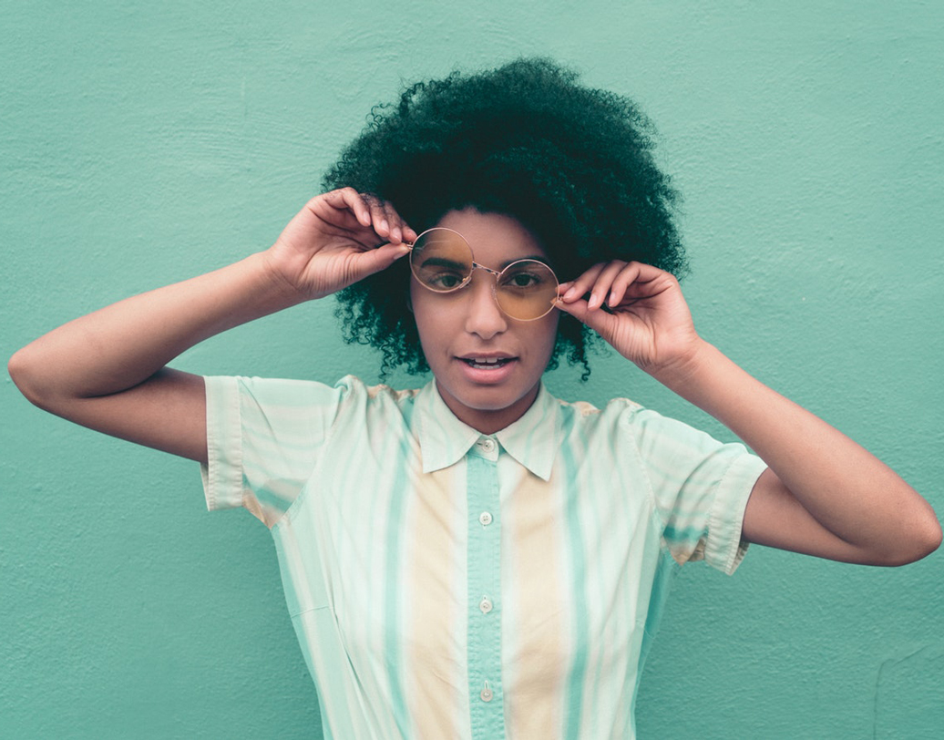 হাতের কলম বা পেনসিল নাড়িয়ে চলাও এই অভ্যাসগুলোর অন্যতম। আমরা আমাদের হাতকে সব সময় ব্যস্ত রাখতে ভালবাসি। তাই, হাতের কাছে কিছু থাকলে তা নিয়ে নাড়াচাড়া করা মানুষের প্রবৃত্তি বলে মনে করেন মনোবিদ অমিতাভ মুখোপাধ্যায়। যাদের চশমা আছে, তারাও ঘন ঘন কারণে-অকারণে চশমা খোলেন, মোছেন, আবার পড়েন। ছবি: আনস্প্ল্যাশ।