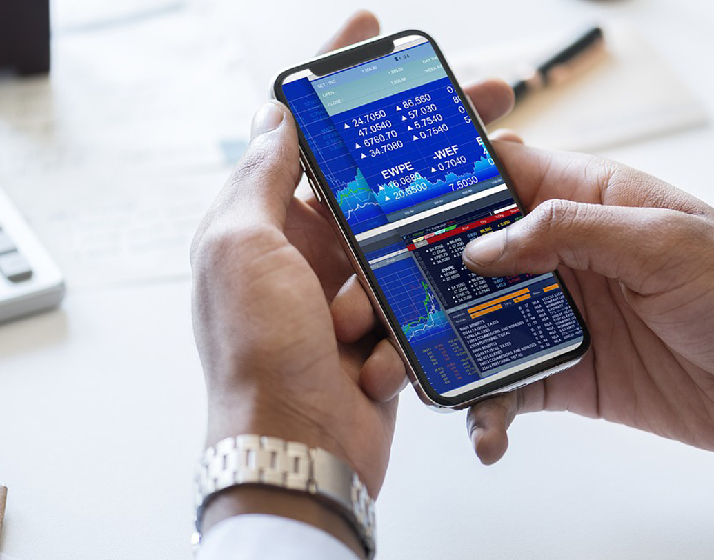 টেক স্যাভি দুনিয়ায় এই অভ্যাস তো প্রায় সকলের। সব কাজের ফাঁকে, এমনকি দরকারি কাজ হাতে নিয়েও একবার ফোনটা দেখে নেওয়া। এবং তা সম্পূর্ণ অকারণেই! সোশ্যাল নেটওয়ার্কিং সাইটে মানুষের এত গভীর অংশ গ্রহণকেই এর কারণ হিসেবে দেখছেন মনোবিদরা। এমন অভ্যাস আপনারও আছে নাকি! ছবি: পিক্সঅ্যাবে।