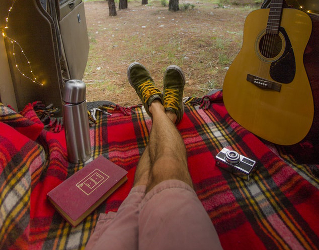 বসে বসে সমানে পা নাচিয়ে যাওয়া মানুষের আরেক বদভ্যাস। কোনও ভাবনার সময় যেমন অনেকের নখ খাওয়া স্বভাব, তেমন অনেকের স্বভাব পা নাচিয়ে যাওয়া। চারপাশে এমন অনেককেই দেখতে পারেন, যিনি স্থান-কাল-পাত্র ভুলে দিব্য পা নাচাতেই থাকেন! ছবি: আনস্প্ল্যাশ।