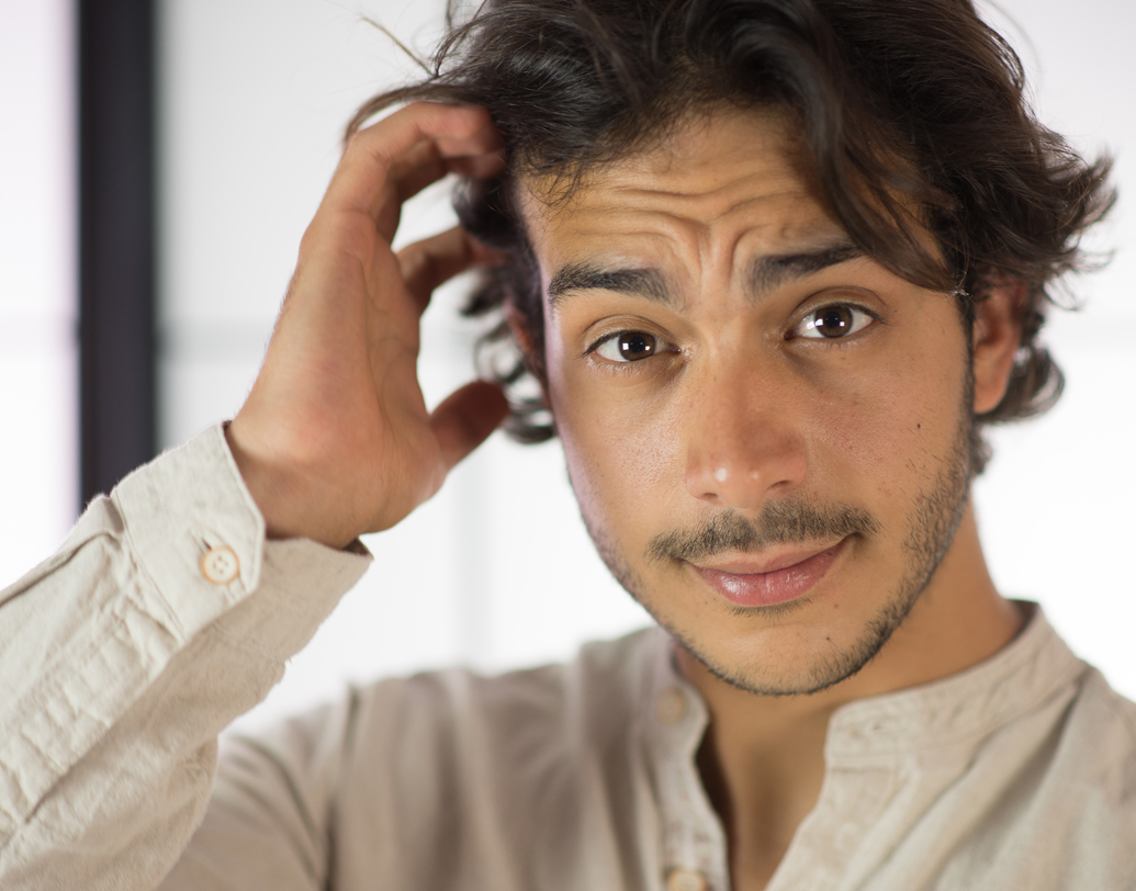 কারণে-অকারণে মাথা চুলকান? কেন? ভেবে দেখেছেন, এর আদৌ কোনও কারণ আছে কি না! একটি বিদেশি ব্লগের সমীক্ষা বলছে, পৃথিবীর প্রায় ৬০ শতাংশ মানুষ কিছু ভাবতে গেলে বা সিদ্ধান্ত নিতে গেলে অজান্তেই মাথা চুলকে ফেলে। কেউ বা বই পড়তে পড়তেও এমনটা করেন। ছবি: শাটারস্টক।