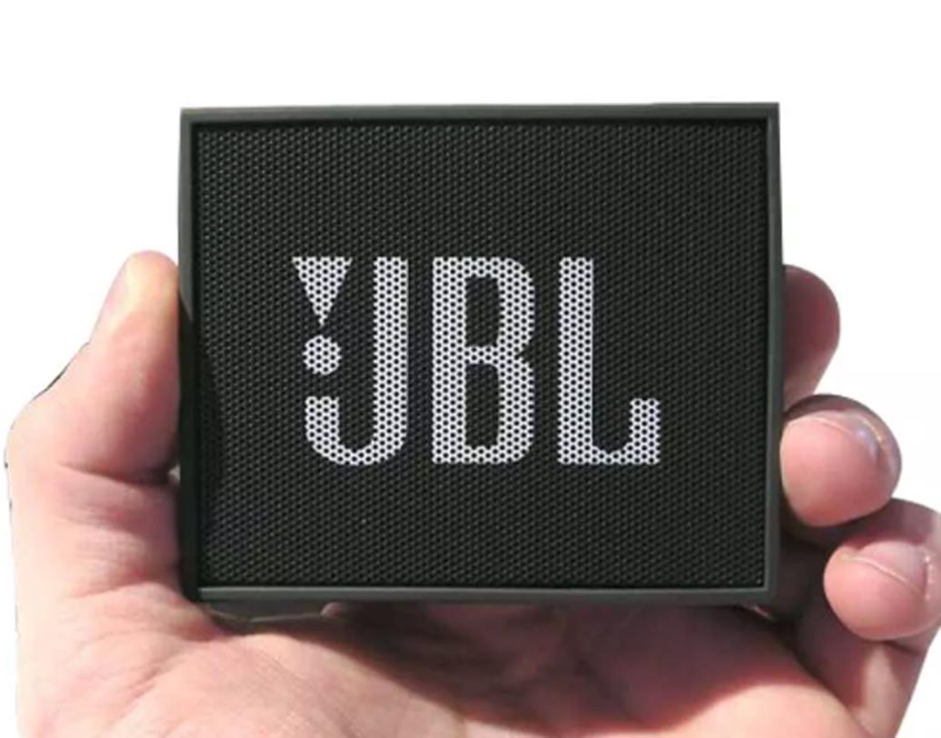 জেবিএল গো: এই স্পিকারগুলিতে ইনবিল্ট মাইক্রোফোন থাকে। ফলে ফোনে কথা বলার সময়েও পরিষ্কার কথা শোনা যায়। ওজন মাত্র ১৫৮ গ্রাম। আর অল্প সময়ে চার্জও হয়ে যায়। জেবিএল গো স্পিকারগুলির দাম মাত্র ২৭০০ টাকা। অনলাইনে মাত্র ১৮০০ টাকাতেই পাওয়া যায়।
