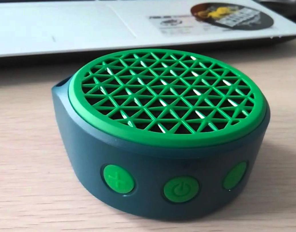 লজিটেক এক্স ফিফটি: সুন্দর ডিজাইনের জন্য এই ব্লু-টুথ স্পিকারের চাহিদা আরও বেশি। ওজন মাত্র ১৪২ গ্রাম। এক বার চার্জ দিলে টানা পাঁচ ঘন্টা চার্জ থাকে। লজিটেক এক্স ফিফটির দাম ২৪৯৫ টাকা। তবে ১৩০০ টাকা খরচা করলেই অনলাইনে পাওয়া যায়।