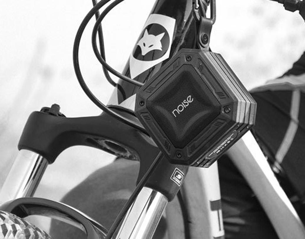 নয়েজ অ্যাকোয়া মিনি: ঠিকঠাক ভাবে ব্যবহার করলে ১০ ঘন্টারও বেশি চার্জ থাকতে পারে এই ব্লু-টুথ স্পিকারে। এফ এম রেডিয়োও সাপোর্ট করে এই নয়েজ অ্যাকোয়া মিনিতে। ২০০০ টাকায় অনলাইনে পাওয়া যাবে আর ২৯৯৯ টাকায় দোকান থেকে কিনতে পাওয়া যাবে এই স্পিকার।