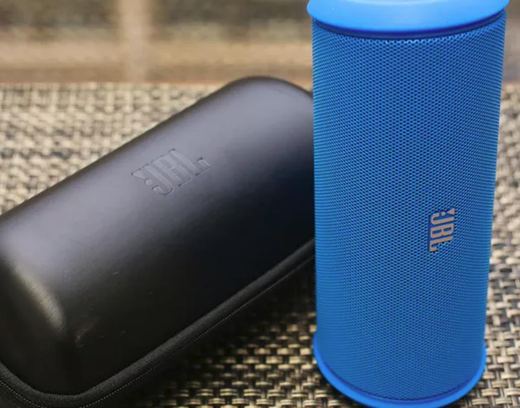 জেবিএল ফ্লিপ টু ব্ল্যাক এডিশন: এই ব্লু-টুথ স্পিকারেও ইন বিল্ট মাইক্রোফোন থাকে। যা সহজেই স্পিকারকে নয়েজ আর ইকো সাউন্ডের হাত থেকে বাঁচায়। এক বার চার্জ দিলে পাঁচ ঘন্টার কাছাকাছি চার্জ থাকে এই স্পিকারে। জেবিএল ফ্লিপ টু ব্ল্যাক এডিশনের দাম ৪০০০ টাকা।