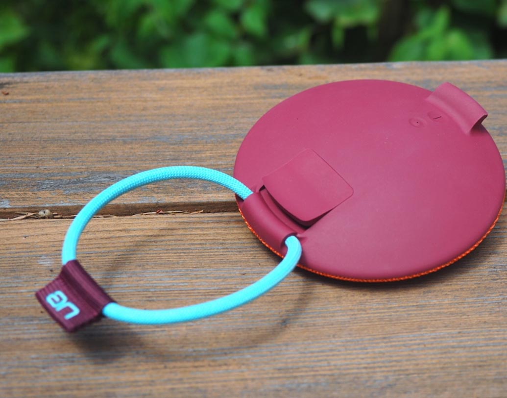 ইউই রোল টু:  একসঙ্গে দুটো ব্লু-টুথ ডিভাইসের সঙ্গে কানেক্ট করতে পারে ইউই রোল টু। জলে ডুবিয়ে রাখলেও কোনও অসুবিধা হয় না এই স্পিকারের। ৩৩০ গ্রাম ওজনের এই স্পিকার এখন অনলাইনে ৩৫০০ টাকাতেই পাওয়া যায়।