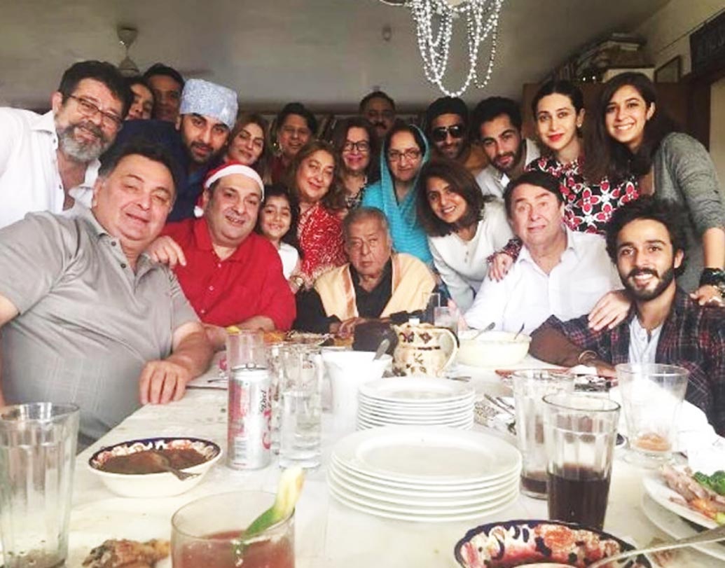 বলিউড মানে এক সময়ে কপূর পরিবার ছাড়া আর কোনও নাম মাথায় আসত না। অভিনয় এই পরিবারের সদস্যদের রক্তে মিশে গিয়েছে। গিনেস ওয়ার্ল্ড রেকর্ডেও নাম রয়েছে এই পরিবারের। ২৪ জন অভিনেতা এসেছেন এই পরিবার থেকে।