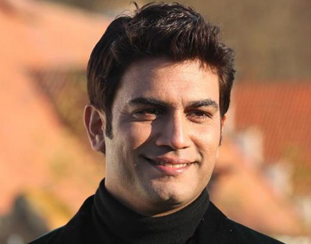 শরদ কেলকার: তাঁর ব্যারিটোন ভয়েসে মুগ্ধ দর্শক। আর এমন কণ্ঠস্বরের জন্যই শরদ কেলকারের কাছে নানান ছবিতে ডাবিংয়ের ডাক আসে। ‘বাহুবলী’ ছবিটির হিন্দি ভার্সনে প্রভাসের মুখে আদতে ফুটে উঠেছিল এই শরদ কেলকারেরই স্বর।