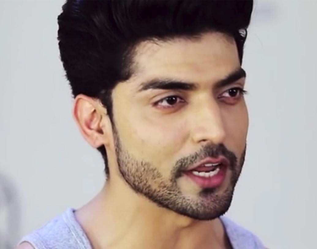 গুরমিত চৌধুরি: অগুনতি মহিলা ভক্ত গুরমিত চৌধুরির। তবে তা যে শুধু তাঁর অভিনয়ের জন্য তা নয়। গুরমিতের গুড লুকস্ও একটা বড় বিষয়। কিন্তু এত ফ্যান ফলোয়ার হওয়ার আগেই মিস্টার জব্বলপুর টাইটেল জুড়ে গিয়েছিল গুরমিতের নামের পাশে।