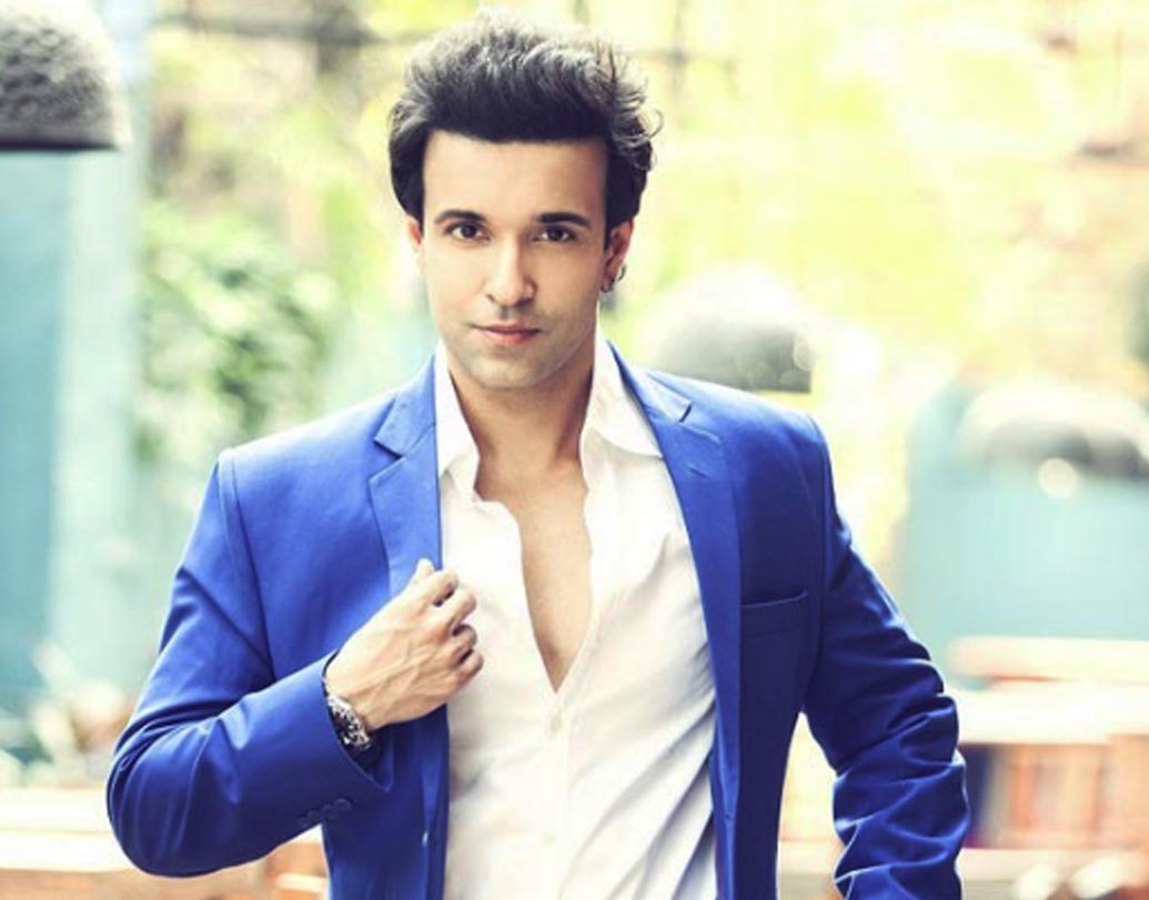 আমির আলি: টেলিভিশনে জনপ্রিয় হওয়ার অনেক আগে থেকেই মডেলিংয়ে একাধিক পুরস্কার পেয়েছিলেন আমির আলি। গ্রাসিম মিস্টার ইন্ডিয়া ২০০০-এ মিস্টার ফোটোজেনিক, বেস্ট স্মাইল এবং বেস্ট ড্রেসড পার্সোনালিটির পুরস্কার পেয়েছিলেন আমির। আমেরিকান ইউনিভার্সিটি ইন ওয়াশিংটন ডিসি থেকে স্নাতক পাশ করেছেন আমির আলি।