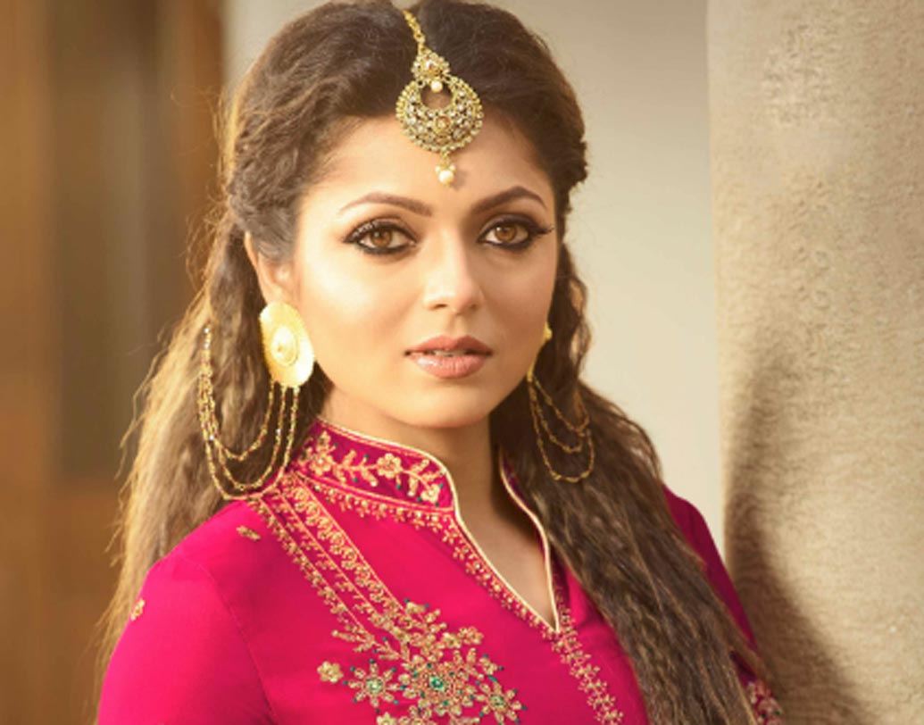 দ্রাষ্টি ধামি: ডান্সার হিসেবেই অধিক পরিচিত দ্রাষ্টি। একাধিক মিউজিক ভিডিয়োতেও তাঁকে নাচতে দেখা গিয়েছে। অভিনয়ে আসার আগে দ্রাষ্টি এক সময় নাচের শিক্ষিকাও ছিলেন।