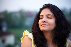 ৪) গুনে গুনে শ্বাস নিন: ধ্যান করার সময়ে শ্বাস-প্রশ্বাসের স্বাভাবিক চক্র গুনতে পারেন। শ্বাস নেওয়া থেকে শ্বাস ছাড়া পর্যন্ত একটি চক্র সম্পূর্ণ হয়। এই ভাবে পাঁচ মিনিটে কতগুলি চক্র বা বৃত্ত সম্পূর্ণ হচ্ছে, তা খেয়াল করুন।