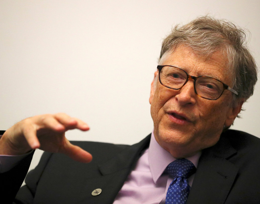 বিল গেটস: ধনকুবের এই আমেরিকান শিল্পপতির বায়না রকিং চেয়ারের। কাজে মন দিতে হোক, বা কাজ থেকে সরে খানিক অন্য কিছু ভাবনার অবকাশ— রকিং চেয়ার তাঁর চাই-ই চাই। এই নিয়ে ঘনিষ্ঠ মহলে নানা রসিকতারও শিকার তিনি। ছবি: রয়টার্স।