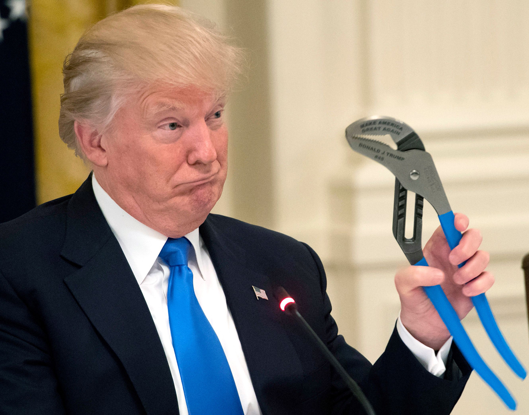 ডোনাল্ড ট্রাম্প: কিছুতেই বিতর্ক পিছু ছাড়ে না বর্তমান মার্কিন প্রেসিডেন্টকে ঘিরে! তিনি যে অদ্ভুতুড়ে অভ্যাসের শিকার হবেন এ আর নতুন কী? হাত নোংরা করা নিয়ে বাতিক আছে তাঁর। সব সময় সঙ্গে থাকে হ্যান্ড স্যানিটাইজার। খুব দরকার না পড়লে কারও সঙ্গে হাত মেলাতেও চান না তিনি। লিফটের বোতাম টিপতেও সরাসরি হাত ব্যবহার তাঁর না পসন্দ! ছবি: এএফপি।