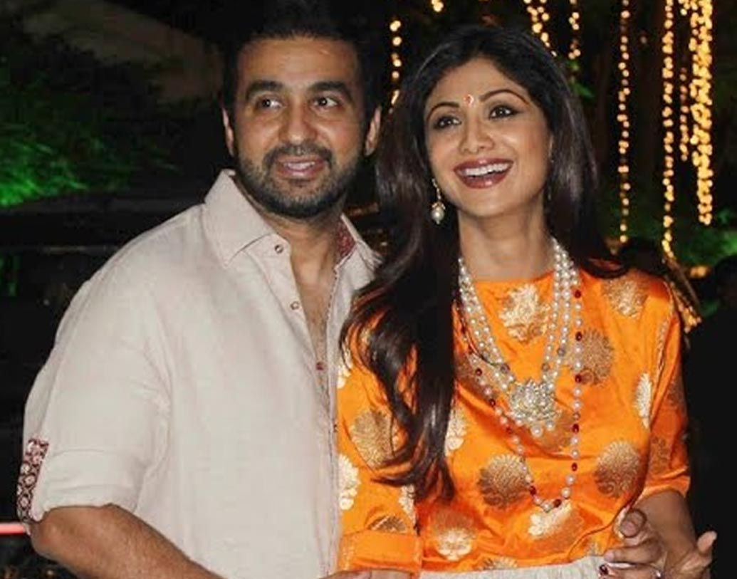 রাজ কুন্দ্রা: বলিউডের অন্যতম হ্যাপেনিং কাপল শিল্পা শেট্টি ও রাজ কুন্দ্রা। শিল্পার আগে কবিতা কুন্দ্রার সঙ্গে বিয়ে হয়েছিল রাজের। পরবর্তীতে শিল্পার সঙ্গে ঘর বাঁধেন রাজ।