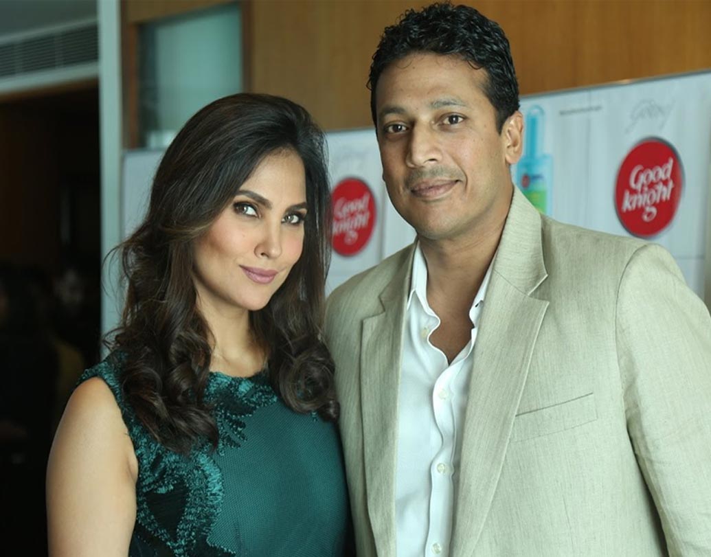 মহেশ ভূপতি: মহেশ ভূপতির সঙ্গে বিয়ের পর খুব ভাল আছেন লারা দত্ত। প্রায়ই নিজের স্বামী ও মেয়ের সঙ্গে ছবি পোস্ট করেন সোশ্যাল মিডিয়ায়। ২০০২ সালে শ্বেতার সঙ্গে বিয়ে হয়েছিল মহেশের। তা ভেঙে যাওয়ার পর লারার সঙ্গে ঘর বাঁধেন ভূপতি।