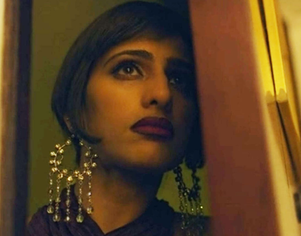 তবে দৃশ্যটি যে কেমন দাঁড়িয়েছে তা বুঝে উঠতে পারছিলেন না কুবরা। বললেন,“যেই না আমি ফ্লোর থেকে বেরিয়ে গেলাম, সক্কলে হাততালি দিতে লাগল। এত ভাল একটা দৃশ্য দাঁড়াবে, আমার ধারণাই ছিল না।”