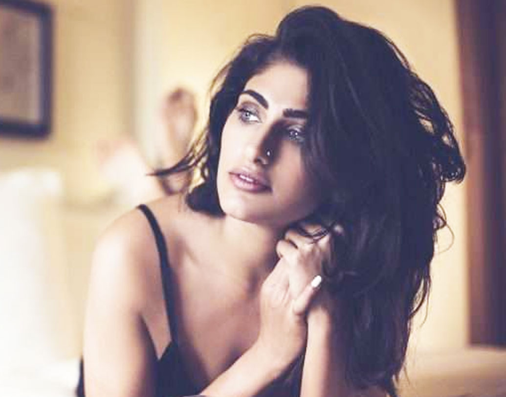 রূপান্তরকামীর দৃশ্যে অভিনয় করতে গিয়ে টাইপকাস্ট হয়ে যাওয়ার ভয় পাননি কুবরা সেট। জানালেন, কারণ কুকু-র চরিত্রটাই ছিল তাঁর কাছে রোমহর্ষক। আটের দশকে এক রূপান্তরকামীর আঙুলের ইশারায় নাচত গোটা মুম্বই, সেটা ফুটিয়ে তোলাই ছিল কুবরার কাছে আসল চ্যালেঞ্জ।