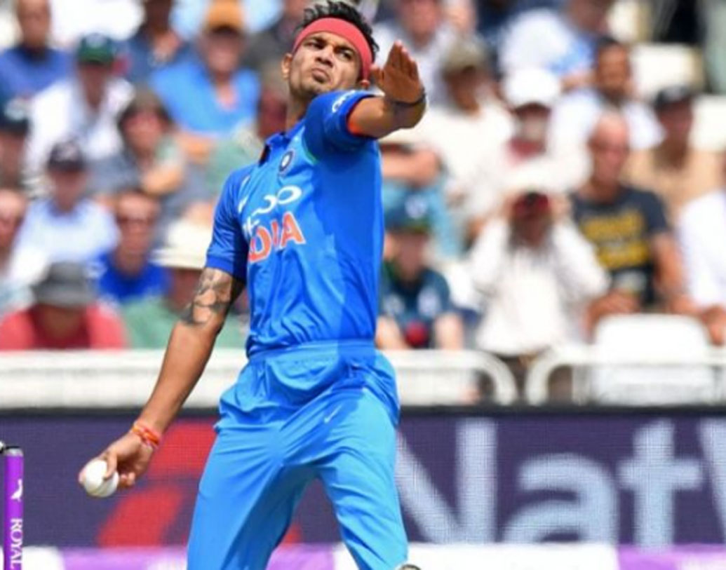 সিদ্ধার্থ কল: ঘরোয়া ক্রিকেট এবং আইপিএলের ভাল খেলার জন্য সুযোগ পেয়েছিলেন জাতীয় দলে। ভুবনেশ্বর কুমার ও বুমরার চোটের জন্য ইংল্যান্ডের বিরুদ্ধে প্রথম দুই ওডিআইতে সুযোগ পেয়েছিলেন। কিন্তু, দুই ম্যাচেই হতাশ করেছেন। একটিও উইকেট পাননি। উল্টে অনেক রান খরচ করেছেন।