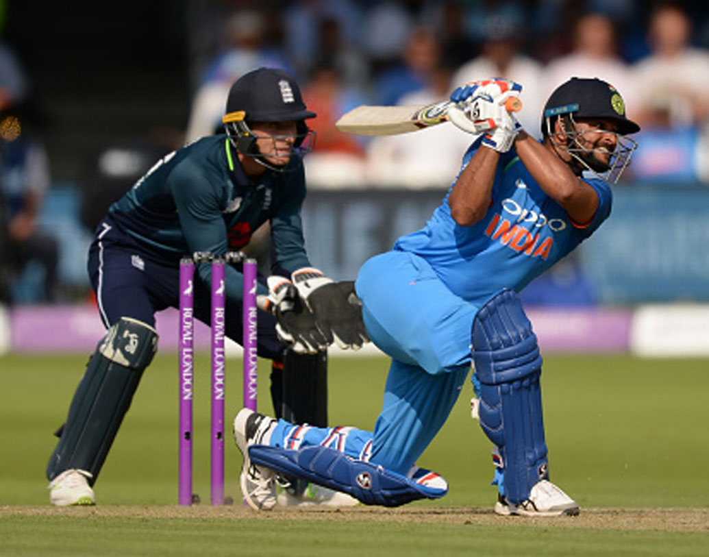 সুরেশ রায়না: যে ভাবে ভারতীয় দলে তরুণ ব্যাটসম্যানদের ভিড় লেগে রয়েছে, তাতে রায়নার এমন হতাশজনক পারফরম্যান্স দলে থাকার ক্ষেত্রে সমস্যা তৈরি করতে চলেছে।