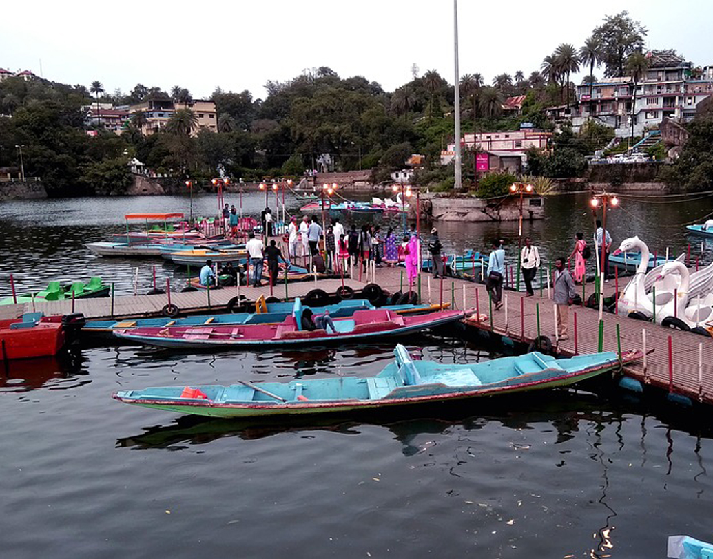 নক্‌খি হ্রদ: গাছপালা আর পাহাড়ে ঘেরা এই হ্রদ নিয়ে রয়েছে পৌরাণিক উপাখ্যান। বালাম রাশিয়া নামের এক ব্যক্তি ওই অঞ্চলের রাজার মেয়েকে বিয়ে করতে চাইলে, রাজা শর্ত দেন এক রাতের মধ্যে একটি হ্রদ কেটে দেওয়ার। বালাম এক রাতের প্রচেষ্টায় নখ দিয়েই নাকি কেটে ফেলেন এই নক্‌খি হ্রদ! হ্রদের নীল গভীর জল চারপাশের নৈঃশব্দ্য মন টানবেই। ছবি: পিক্সঅ্যাবে।