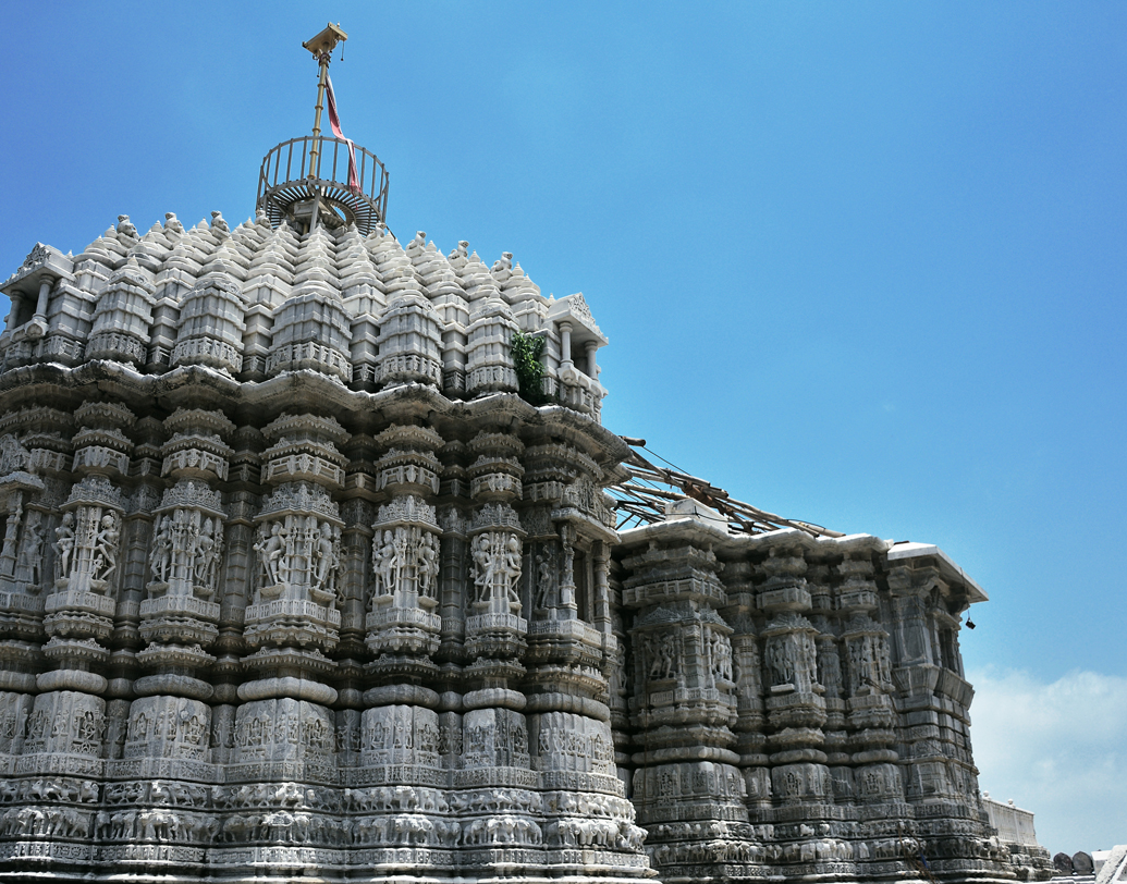 দিলওয়াড়া মন্দির: জৈনদের এই মন্দির এক টানে নিয়ে যাবে শহুরে কোলাহল থেকে অনেকটা দূরে। পাহাড়ি পাথর কেটে তৈরি এই মন্দিরের নকশা আর স্থাপত্য পর্যটকদের অন্যতম আকর্ষণ। বড় বড় খিলান ও গম্বুজ, মন্দিরের চেহারায় আলাদা গাম্ভীর্য এনেছে। ছবি: শাটারস্টক।