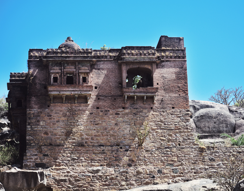 অচলগড় প্রাসাদ: ইট-কাঠ-পাথরের খাঁজে এখানে সত্যি ইতিহাস কথা কয়। মেবারের শাসক মহারানা কুম্ভর বানানো এই দুর্গ ইতিহাসের পাতায় ঠাঁই করে নিয়েছে এর ঐতিহ্য ও গঠনশৈলির জোরে। গোপন কুঠুরি, সুড়ঙ্গপথ, ঝুলবারান্দা-সহ এই প্রাসাদ যেন সরিয়ে নিয়ে যায় তৎকালীন সময়ে। দুর্গের বারান্দা থেকে উপভোগ করুন গোটা অঞ্চলের দৃশ্য। ছবি: শাটারস্টক।