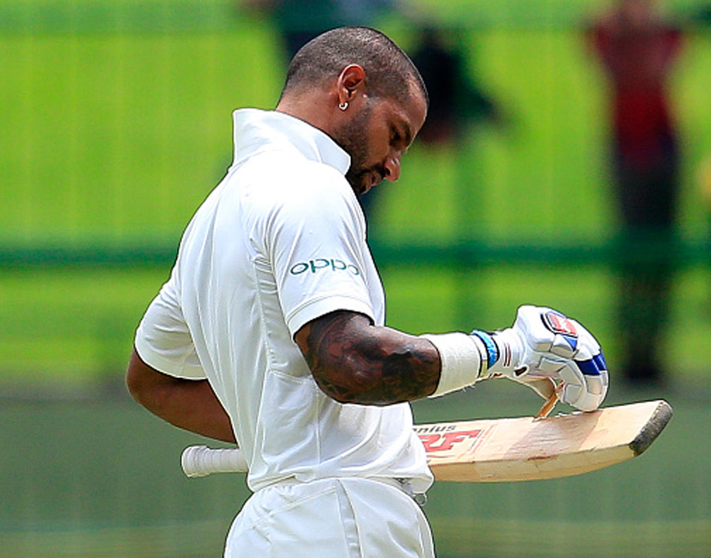 শিখর ধওয়ন: ভারতীয় দলের এই মুহূর্তে ভরসার ওপেনিং ব্যাটসম্যান। পরবর্তী ইংল্যান্ড সফরের সময় ৩২ বছরের শিখরের বয়স হয়ে যাবে ৩৫-৩৬ বছর। স্বাভাবিক ভাবেই তারুণ্যে ঠাসা ভারতীয় দলে শিখরের দলে থাকা কার্যত অসম্ভব বলেই মনে করছেন অনেকে।