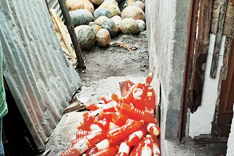 ভেজাল: বোতলবন্দি এই সসেই  মিশছে ভেজাল। নিজস্ব চিত্র