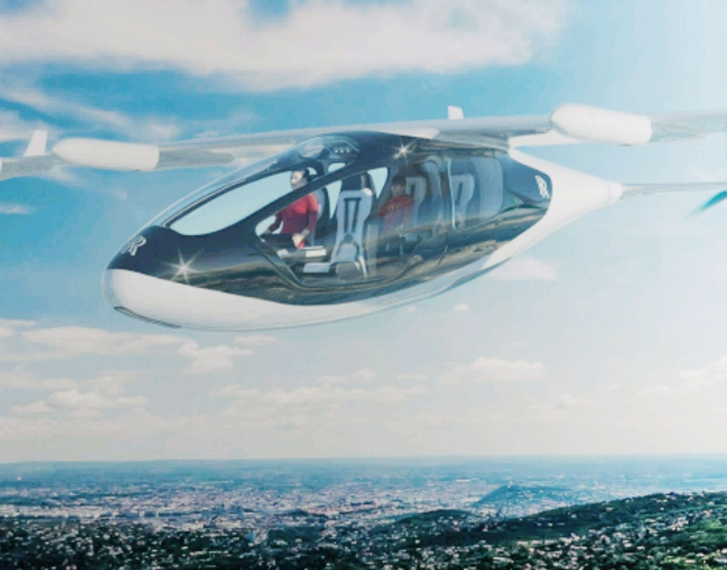 রোলস রয়েস জানিয়েছে, ‘ফ্লাইং ট্যাক্সি’তে চার-পাঁচ জন বসার মতো জায়গা থাকবে। এর ওড়ার সীমা ৮০৫ কিলোমিটার পর্যন্ত। সর্বোচ্চ গতিবেগ ঘণ্টায় ৩২২ কিলোমিটার।