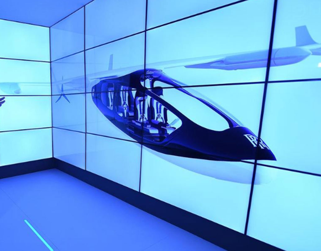 হাইব্রিড ভেহিকলটি পুরোপুরি ইলেকট্রিক সিস্টেম দিয়ে মুড়ে দেওয়া হবে। ব্যবহার করা হবে গ্যাস টার্বাইনও। রোলস রয়েস অল-ইলেকট্রিক প্রোডাক্ট নিয়ে গবেষণা করছে অনেক দিন ধরেই। কিন্তু এই হাইব্রিড ভেহিকলটির মতো সেগুলো উন্নত নয়।