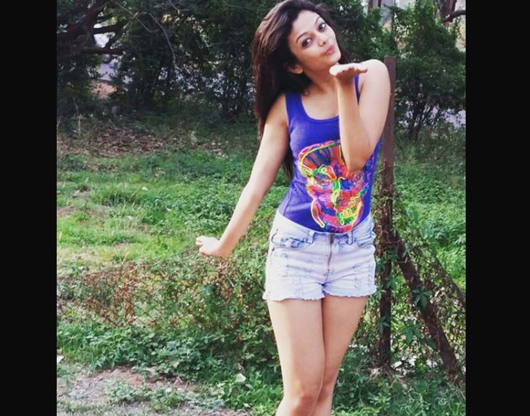 ১৯৯৮-এ ১২ জুলাই মুম্বইয়ে জন্ম স্বীনীর। নার্সি মোনজি কলেজ অব কমার্স অ্যান্ড ইকোনমিক্স থেকে অ্যাকাউন্ট্যান্সি নিয়ে পাশ করেছেন স্বীনী।