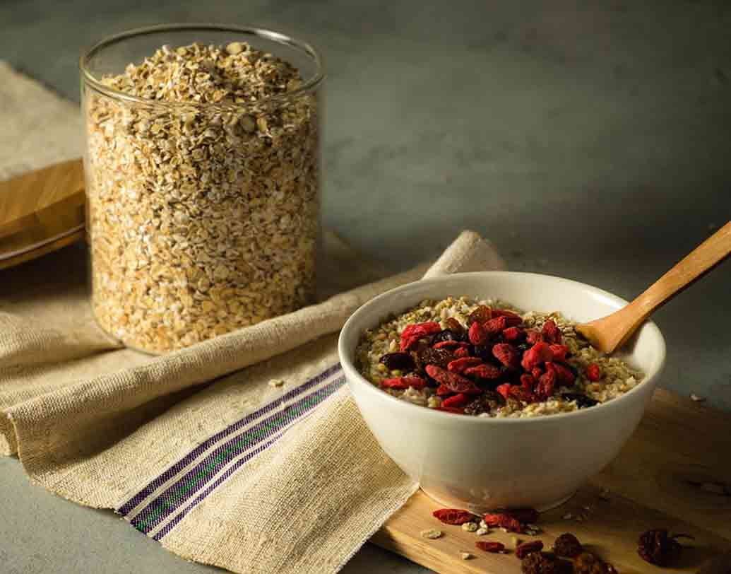 ওটস: ওটস কেবল ওজন হ্রাস করে এমনই নয়, ঘুমের জন্যও এর উপর ভরসা রাখতে পারেন। ডিশটিকে সুস্বাদু ও আরও ঘুমের সহায়ক করতে চাইলে এতে মেশান মধু। চিকিৎসকদের মতে, ওটসের ফাইবার পেশীগুলিকে শান্ত করে। ফলে ঘুম আসে তাড়াতাড়ি। ছবি: পিক্সঅ্যাবে।