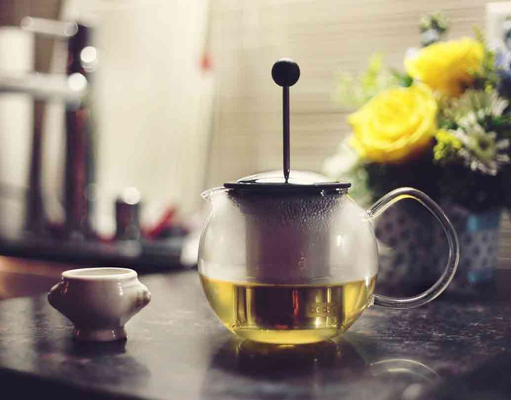 ক্যামোমিল চা: সুগন্ধী এই চা ঘুমনোর আগে খেলে অনিদ্রার দুশ্চিন্তা দূর হবে। চিকিৎসকদের মতে, এটি হালকা অবশকারী পদার্থ হিসাবে কাজ করে। এতে থাকা ফ্ল্যাভনয়েড, এপিজেনিন মস্তিষ্কের উপর প্রভাব ফেলে ও ঘুম আনে। ভেষজ চা হিসাবে সারা পৃথিবীতে এই চায়ের চাহিদাও অনেক। ছবি: আনস্প্ল্যাশ।