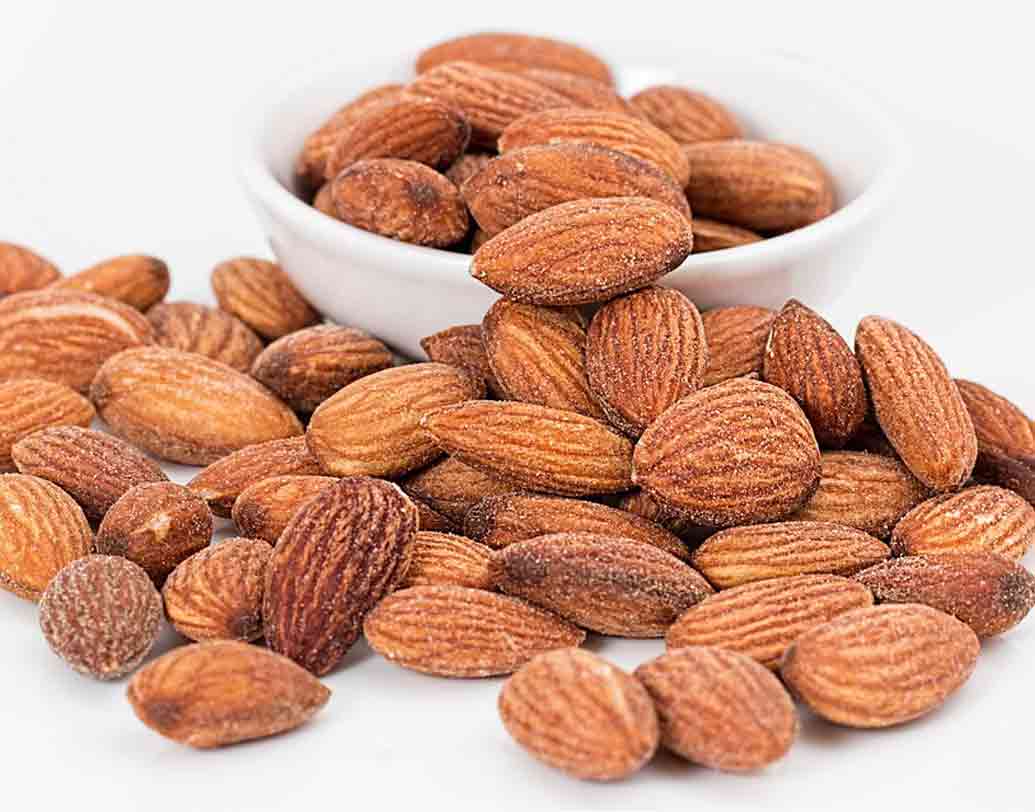 কাঠ বাদাম: গাঢ় ঘুমেও সাহায্য করে কাঠ বাদাম বা আমন্ড। দুধের মতোই এতে থাকে ট্রিপ্টোফ্যান, যা মস্তিষ্কে এবং স্নায়ুতে আরামদায়ক অনুভূতি এনে দেয়। অন্য দিকে এতে থাকা ম্যাগনেসিয়াম আমাদের হৃদযন্ত্রকে ভাল রাখে।  হৃদস্পন্দনের ছন্দকেও ঠিক রাখে। ছবি: পিক্সঅ্যাবে।