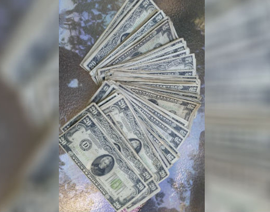 পরের বাক্সে দেখা গেল একগুচ্ছ একশো ডলারের নোট। সব মিলিয়ে প্রায় ২৩ হাজার ডলার। কিন্তু এই অর্থের মালিক কে? উকিলকে খবর দিলেন দম্পতি।