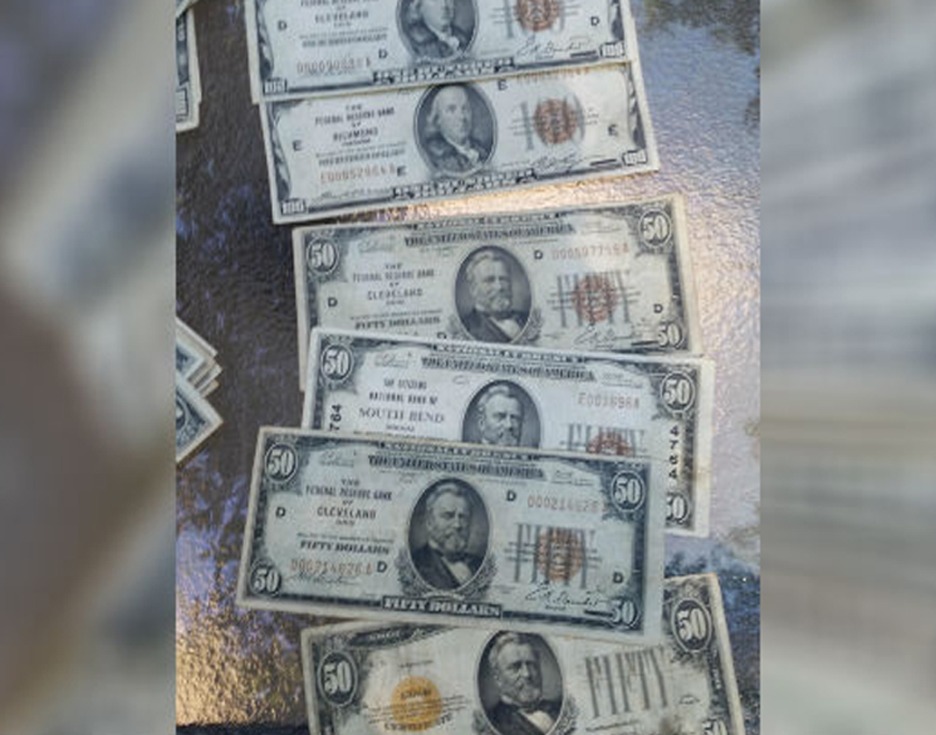 উকিল অনেক তদন্তের পর জানালেন, প্রথমে এই বাড়ির মালিক ছিলেন এক মহিলা। তিনি মারা গিয়েছেন। তাঁরই টাকা এগুলি। টাকাগুলিতে বিরল কিছু প্রতীকও রয়েছে।