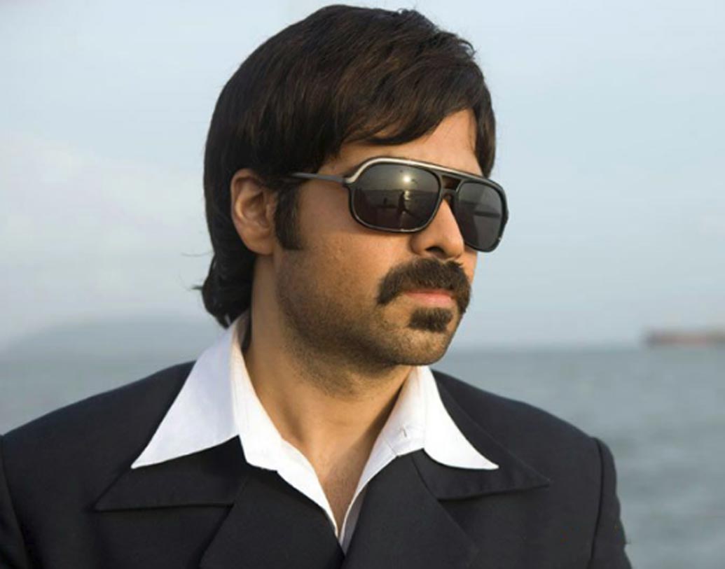 ওয়ান্স আপন আ টাইম ইন মুম্বই: হাজি মস্তানের মৃত্যুর পর আন্ডারওয়ার্ল্ডের মুখ হয়ে ওঠেন শোয়েব। তাঁকে ধরতে গিয়ে শেষ অবধি গলদঘর্ম অবস্থা দাঁড়ায় পুলিশের। কিন্তু ভিলেন শোয়েব শেষ অবধি নিজের চালে বাজিমাত করে দিয়েছিলেন। আর দর্শকদের ভালবাসার পাত্র হয়ে উঠেছিলেন ভিলেন শোয়েব অর্থাৎ ইমরান হাসমি।