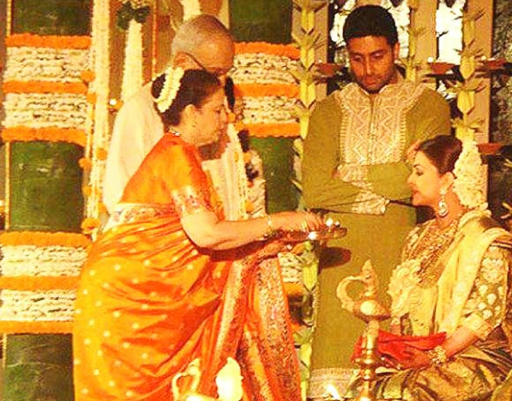 ঐশ্বর্যা রাই বচ্চন: দক্ষিণ ভারতীয় প্রথায় ‘গোদ ভরাই’ অনুষ্ঠান হয়েছিল ঐশ্বর্যা রাই বচ্চনের। কাঞ্জীভরম শাড়ি, আর ভারী গহনায় ঐশ্বর্যা সেজেছিলেন সে দিন।  গোটা বলিউডই প্রায় হাজির হয়ে গিয়েছিল ঐশ্বর্যার বেবি শাওয়ার অনুষ্ঠানে।